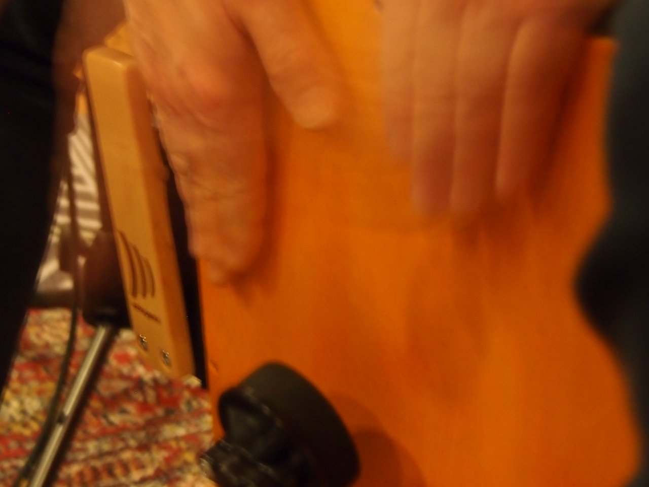 Ein Cajon wird betrommelt.