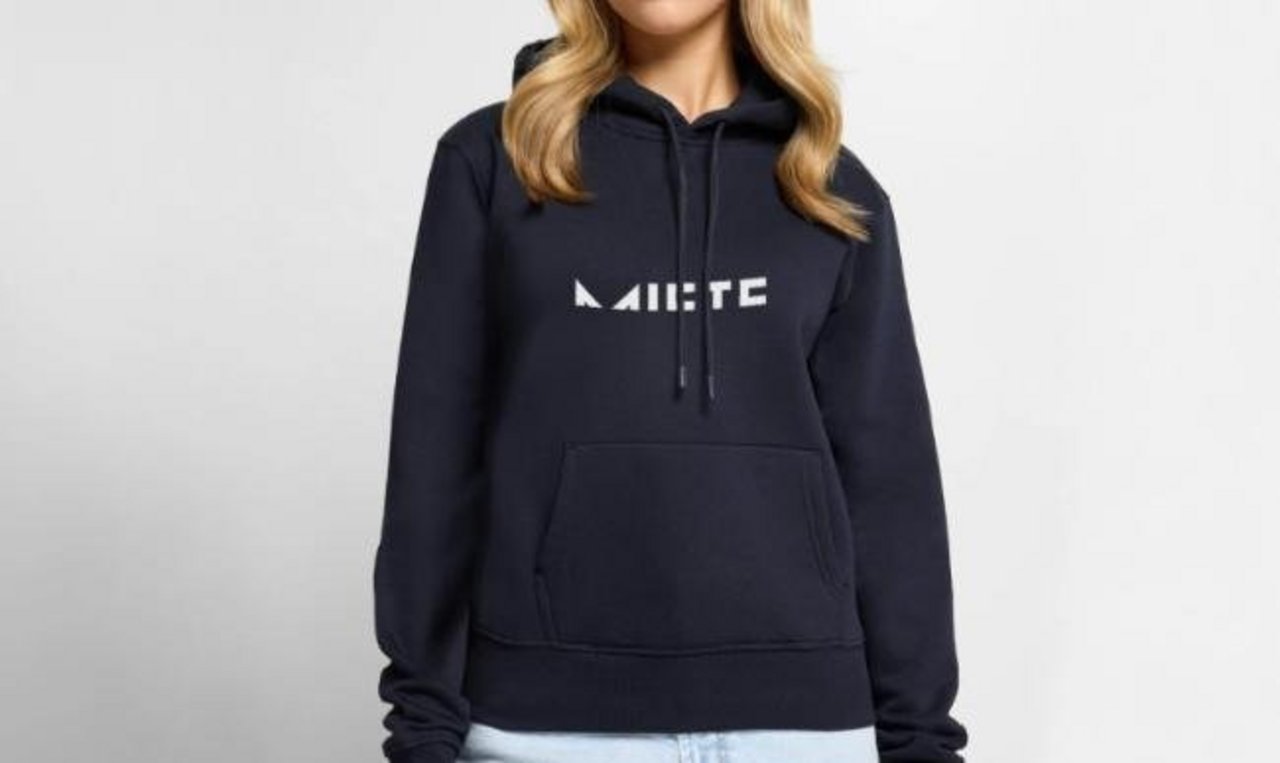 Eine Frau trägt ein Hemd mit dem Logo der Band