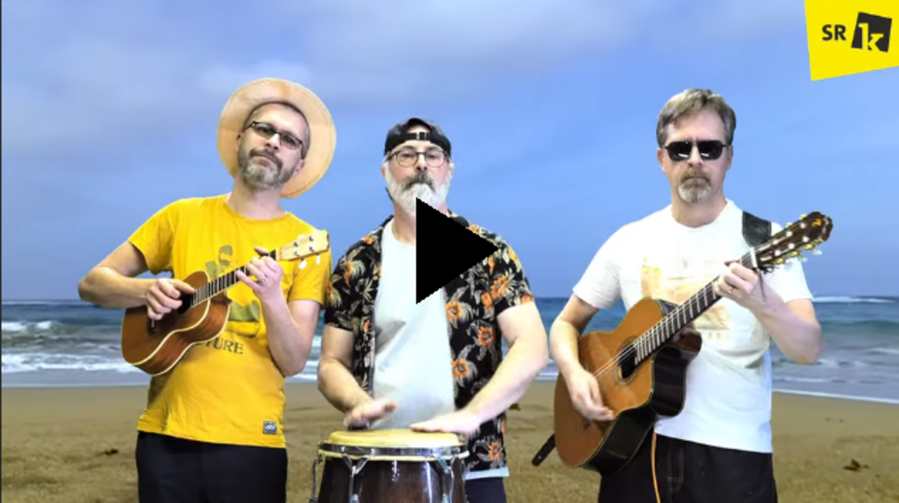 Die Band spielt am Strand Musik