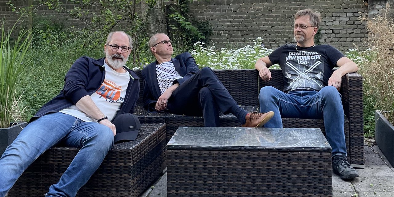 die Band lümmelt auf einem Gartensofa